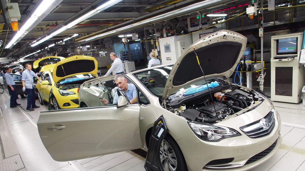 Opel w Gliwicach zwalnia pracowników. W zamian oferuje nawet kilkanaście pensji