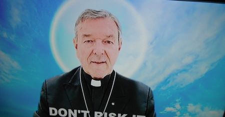 Skarbnik Watykanu oskarżony o napaści seksualne. "Molestował dzieci w katedrze i na basenie"