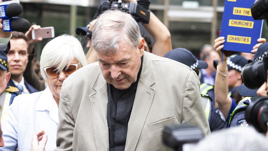 Kardynał George Pell przed budynkiem sądu w Melbourne