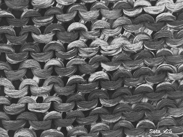 Mikroskopowe zdjęcie włókna jedwabiu 