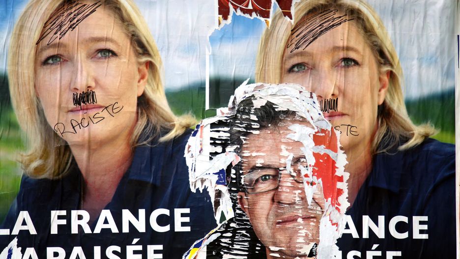 Zniszczony plakat Marine Le Pen - twarzy francuskich populistów ze Zjednoczenia Narodowego - podczas kampanii wyborczej w 2017 r.