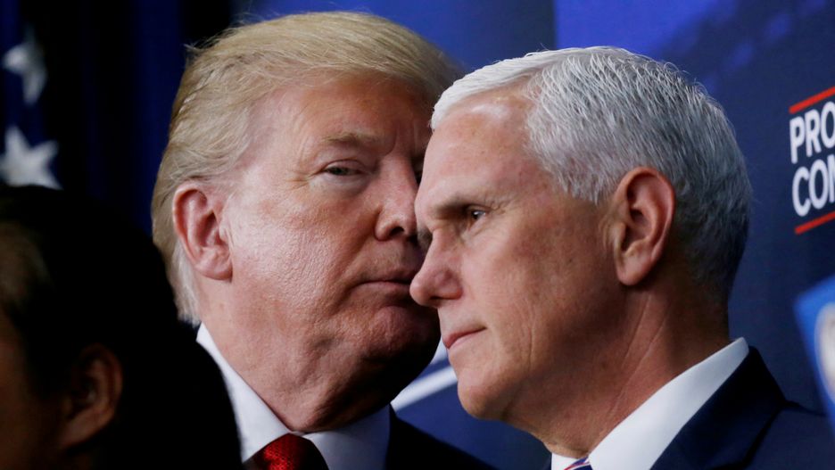 W Białym Domu działa grupa spiskowców. Czy Mike Pence jest jednym z nich?