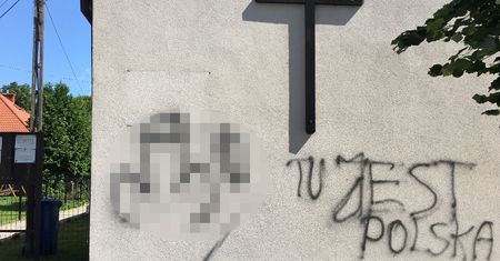 Penis pod krzyżem i hasło "Tu jest Polska". Atak na Ewangelików w Białej Piskiej