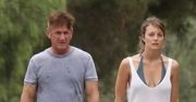 Sean Penn z dziewczyną wyprowadzają psa na spacer. Przepis na idealną randkę?