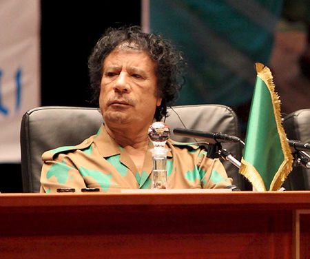 Muammar Kadafi odwiedzi w grudniu Francję