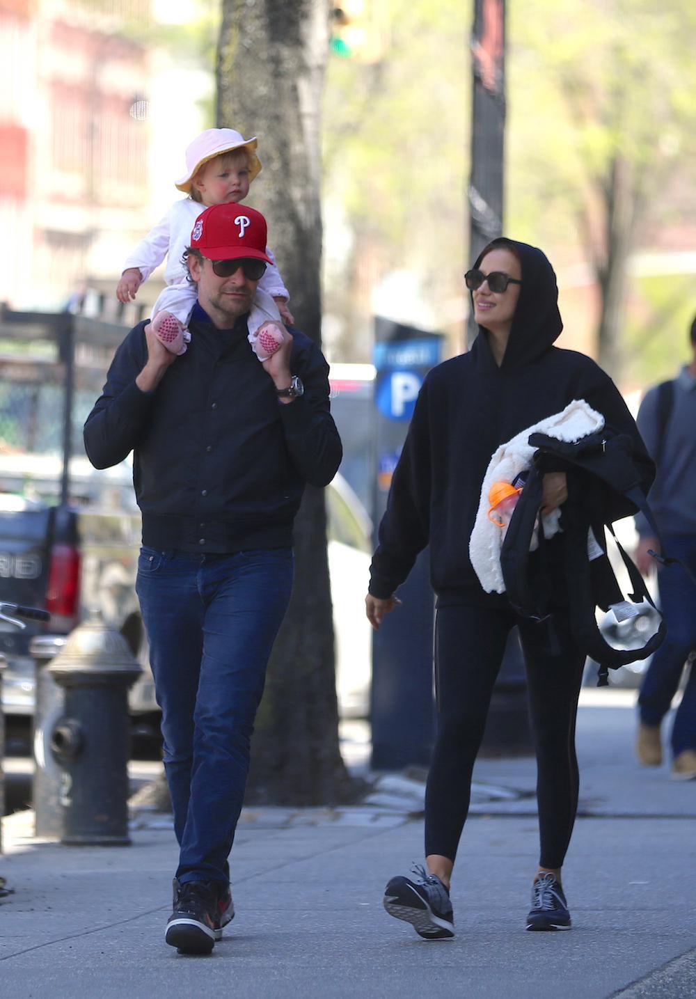 Bradley Cooper i Irina Shayk z córką Leą w parku