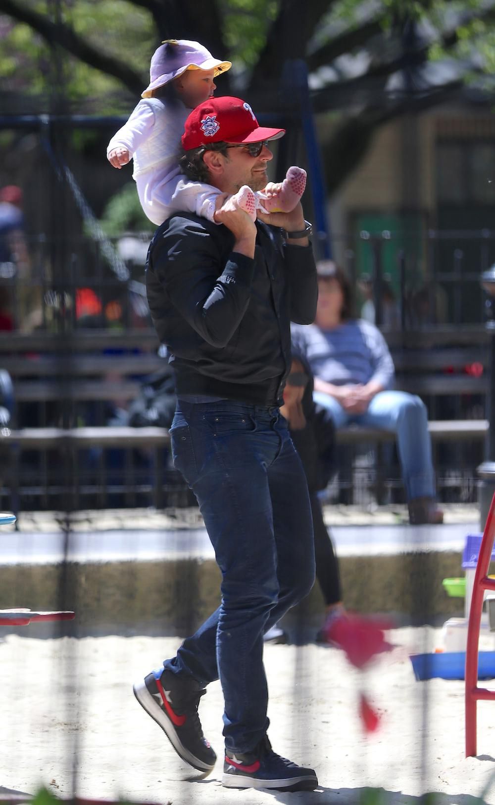 Bradley Cooper i Irina Shayk z córką Leą w parku