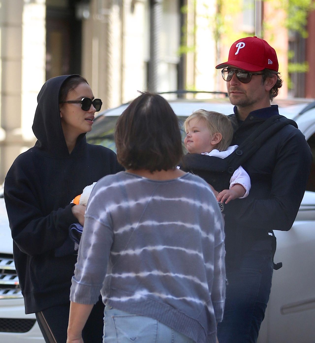 No crédit - BI - Exclusif - Bradley Cooper et sa compagne Irina Shayk se baladent avec leur fille Lea dans le quartier de West Village à New York, le 1er mai 2018 For germany call for price
No credit - BI - Exclusive - Bradley Cooper and his girlfriend Irina Shayk are seen with their daughter Lea walking around West Village, they went to play with their daughter in the playground, in New York City, on May 1st 2018