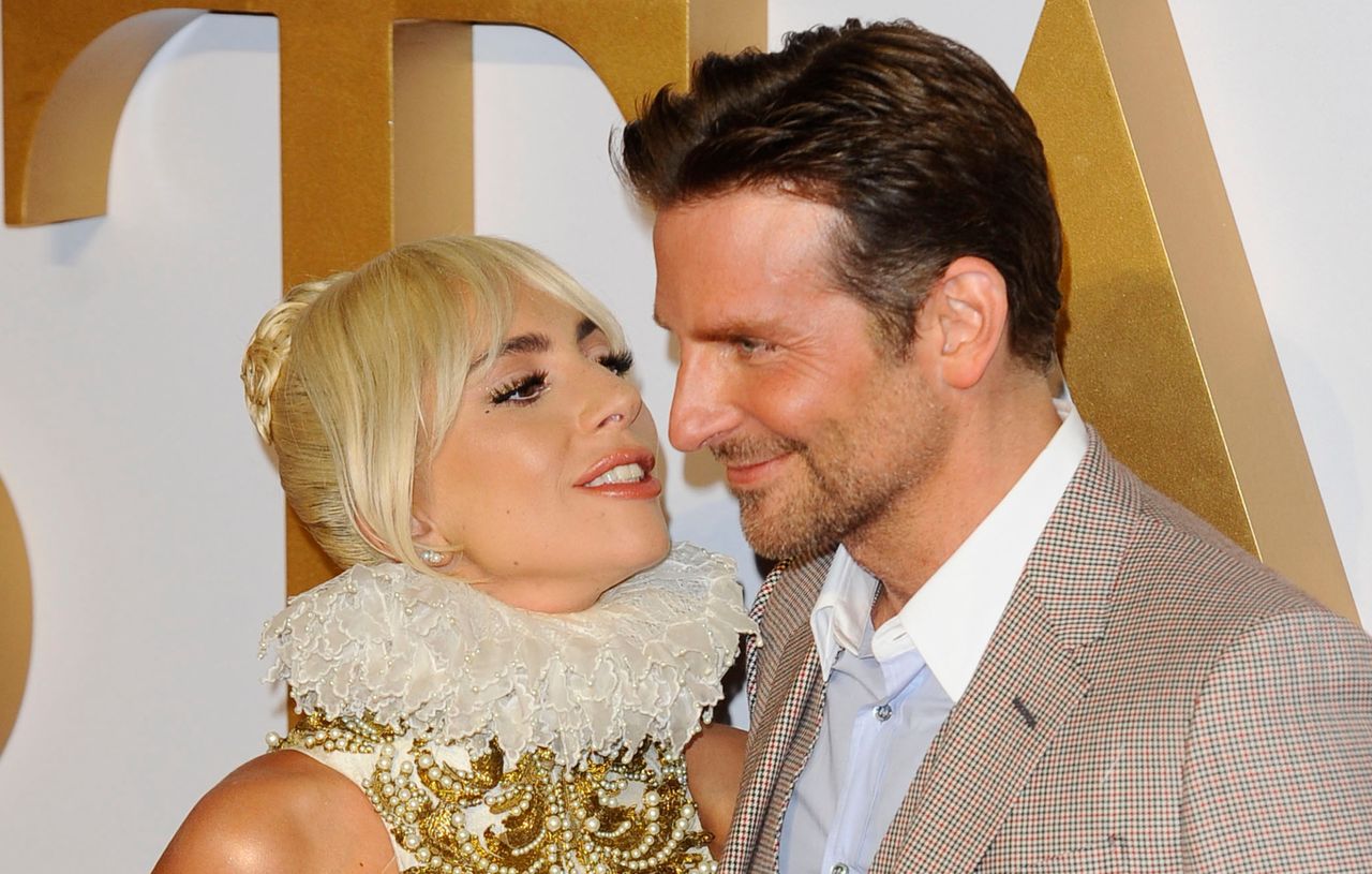 Bradley Cooper ze śladem szminki przy ustach. Obok Lady Gaga