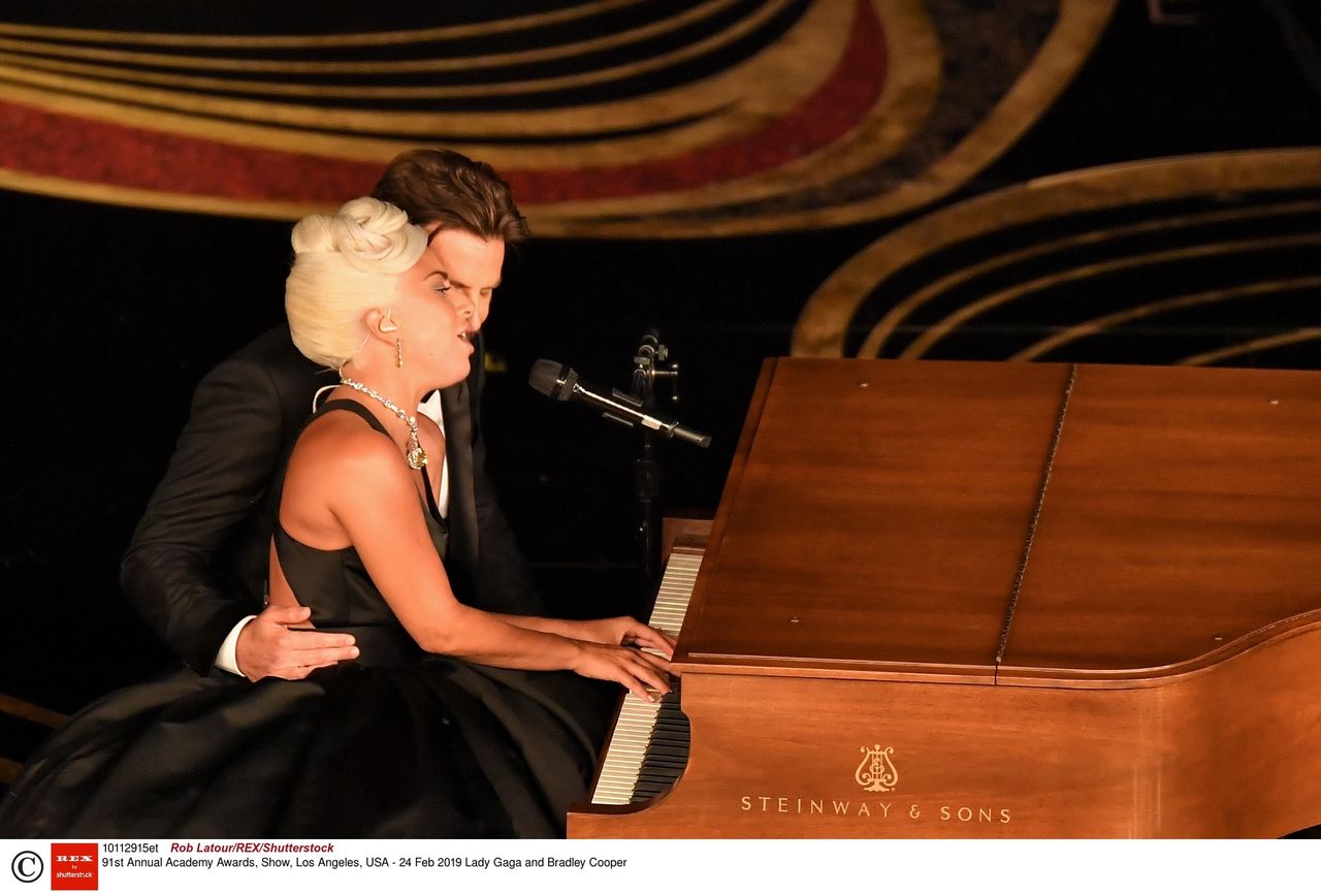 Oscary 2019: Lady Gaga i Bradley Cooper wykonali "Shallow" na scenie 