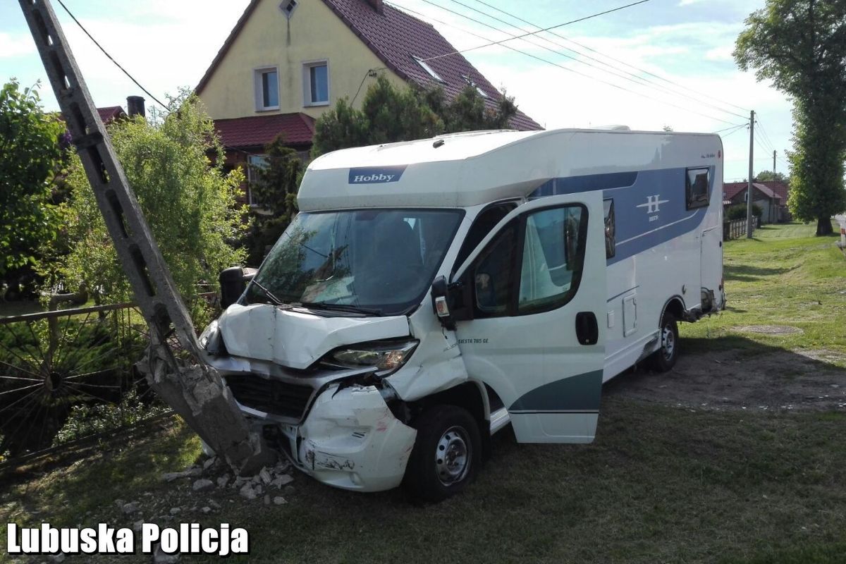 Uciekał kradzionym kamperem przed policjantami. Uderzył w betonowy słup