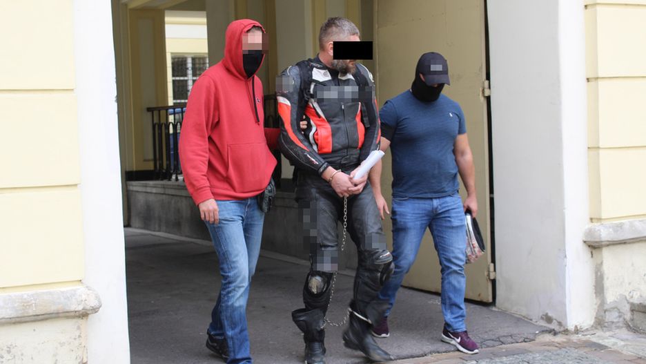 Jeden z funkcjonariuszy użył broni, widząc że mężczyzna próbuje wyciągnąć z kieszeni pistolet