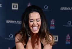 Katy Perry odcisnęła dłonie i pokazała imponujący dekolt!