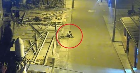 12-latek odrabia lekcje na ulicy. Wideo pobija sieć