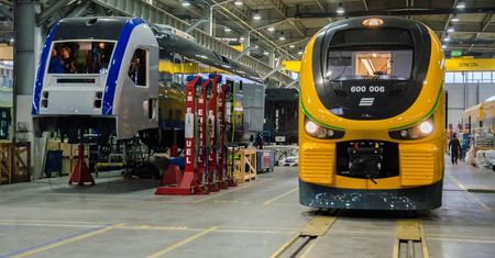 Pesa bierze się do pracy. Kolejne pociągi w drodze do Włoch, wkrótce ruszy też budowa tramwajów