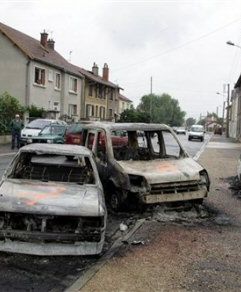 Zamieszki we Francji; 60 spalonych aut, 9 osób rannych