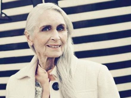 Moda przemija, styl pozostaje. 85-letnia modelka Daphne Selfe gwiazdą jesiennej kolekcji