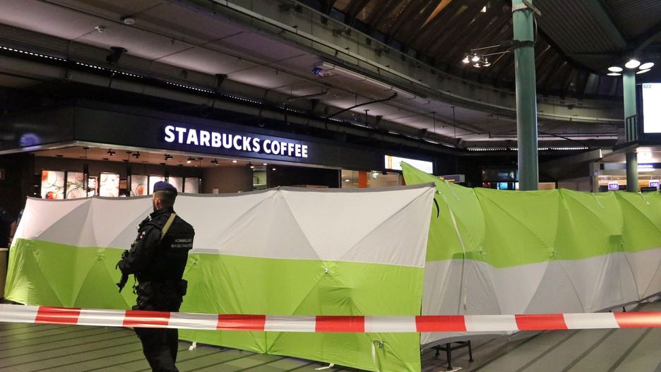Holenderski żandarm pilnuje miejsca, w którym postrzelono nożownika na lotnisku Schiphol