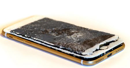 iPhone zabił 14-latkę. Ładujący się telefon eksplodował pod poduszką dziewczyny