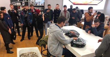 Rosjanin chciał kupić iPhone'a XS. Zapłacił wanną pieniędzy