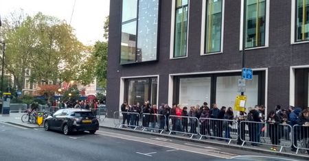 Premiera nowego iPhone'a wywołała histerię. Przed sklepami tysiące osób