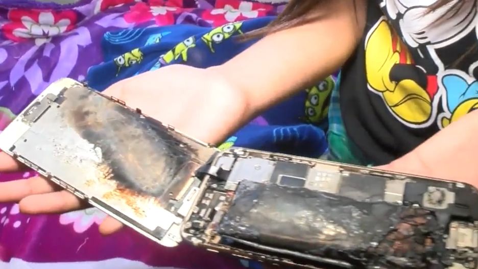 Poszkodowana prezentuje zniszczony smartfon