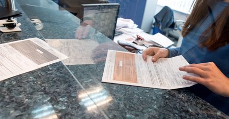 5 tys. złotych na umowie, półtora tysiąca mniej do ręki. Wyjaśniamy, co obniża naszą pensję