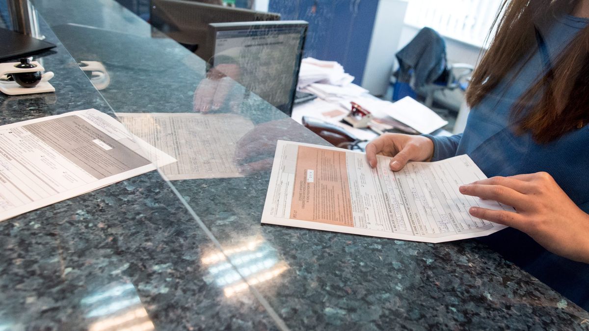 W nowych umowach zlecenia pracownicy zamiast 18 zł zobaczyli 17 za godzinę. Powód? Zerowy PIT.