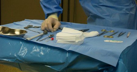 Krakowski szpital wykonywał pionierskie operacje, NFZ zabrał mu pieniądze
