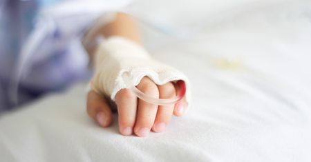 Cofał auto, potrącił 15-miesięczną córkę