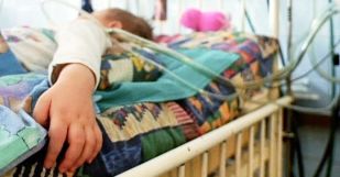 Uderzył w matkę z dwójką dzieci i uciekł. 2-latka straciła nogę