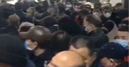 Koronawirus z Chin. Nagranie ze szpitala pokazuje skalę nasilającej się paniki