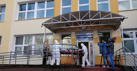 Pasażerowie autokaru, którym podróżował zarażony mężczyzna, proszeni są o zgłoszenie się do stacji epidemiologicznych