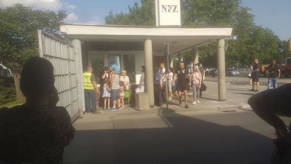 Pacjenci ponad pół godziny czekali na wpuszczenie na teren szpitala