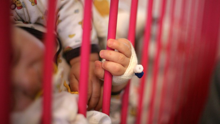 6-tygodniowe dziecko trafiło do szpitala w stanie skrajnego niedożywienia i ze złamaną nogą