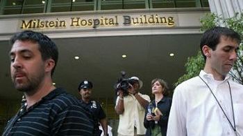 Reporterzy przed szpitalem w którym operowany jest Clinton