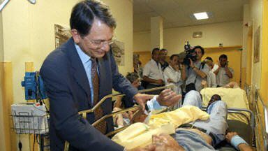 Francuski minister zdrowia Mattei odwiedza chorych w szpitalu