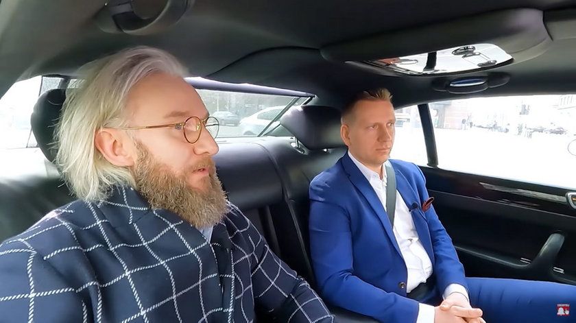 Piotr Schramm zapuścił brodę i włosy