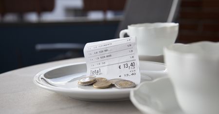 Napiwek obowiązkowo wliczany do rachunku – tak czy nie?