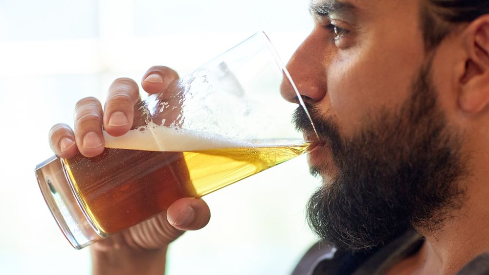 Polacy chętnie sięgają po piwo – rocznie wypijamy ok. 97 litrów piwa na osobę.