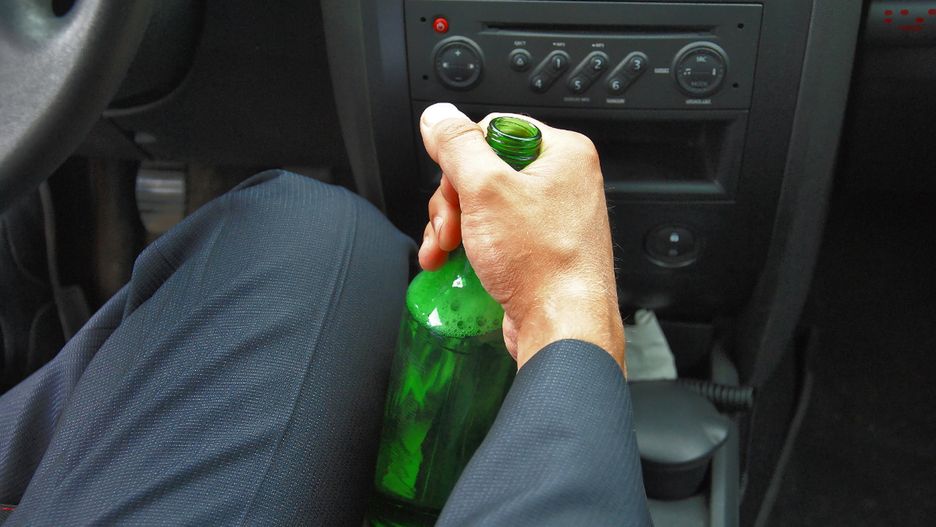Kierowca pił za kółkiem, aby dotrzymać towarzystwa kolegom 