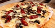 Pizza z białym sosem i frankfurterki. Domowe ciasto i pyszne dodatki