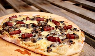 Pizza z białym sosem i frankfurterkami. Klasyka w nowym wydaniu