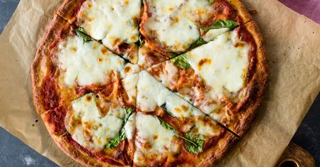 Domowa pizza bez drożdży i mąki. Gotowa w mniej niż godzinę