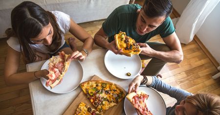 Nareszcie! Badania potwierdzają: w pracy będziemy bardziej produktywni dzięki… pizzy