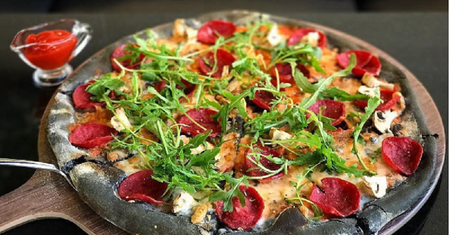 Czarna pizza – nowy hit Instagrama