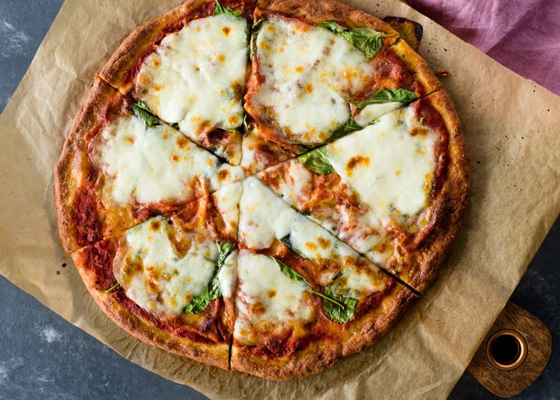 Pizza bez mąki i drożdży również może być chrupiąca