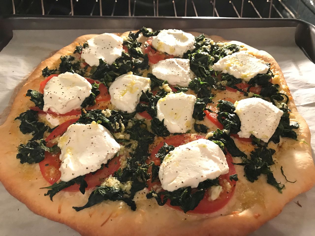Biały sos czosnkowy do pizzy. Jak go przygotować?