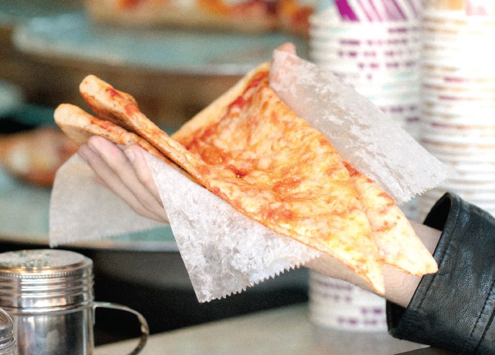 Podwójna pizza nowojorska. Przepis z filmu "Gorączka sobotniej nocy"
