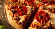Genialny przepis na pizzę. Ciasto wyjdzie lepsze niż we włoskiej pizzerii